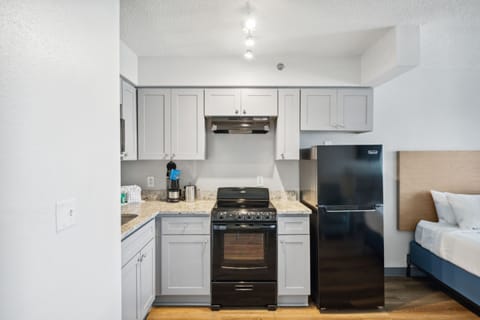 Suite (Ocean/Gulf View) | Private kitchen | Fridge, microwave, oven, stovetop