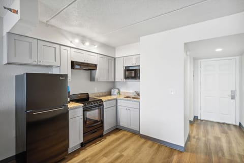 Suite (Ocean/Gulf Vw Beach Walkup) | Private kitchen | Fridge, microwave, oven, stovetop