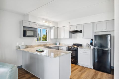 Suite (Ocean/Gulf View Emerald) | Private kitchen | Fridge, microwave, oven, stovetop