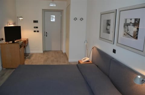 Minibar, desk, soundproofing, free WiFi