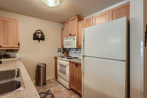 Condo, 1 Bedroom | Private kitchen | Cookware/dishes/utensils