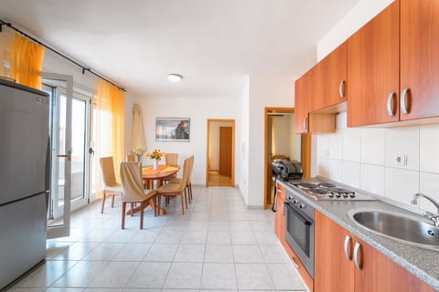 Apartment, 2 Bedrooms (2) | Private kitchenette | Full-size fridge, oven, stovetop, electric kettle