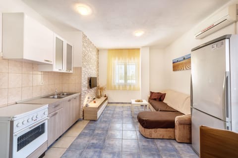 Apartment, 2 Bedrooms (1) | Private kitchenette | Full-size fridge, oven, stovetop, electric kettle