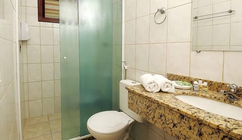 Deluxe Room | Bathroom | Shower, free toiletries, hair dryer, towels