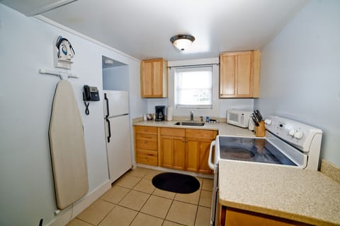 Suite, 1 Bedroom, Kitchen | Private kitchenette | Microwave, coffee/tea maker