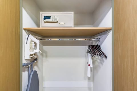 Hypo-allergenic bedding, in-room safe, desk, blackout drapes