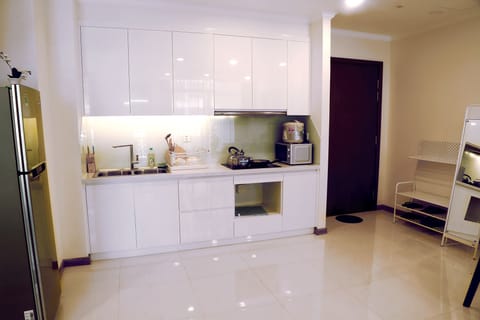 Design Apartment, 1 Bedroom, Refrigerator & Microwave, City View | Private kitchen | Microwave, stovetop, cookware/dishes/utensils