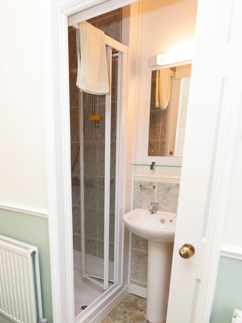 Twin Room | Bathroom | Deep soaking tub, hydromassage showerhead, free toiletries, hair dryer
