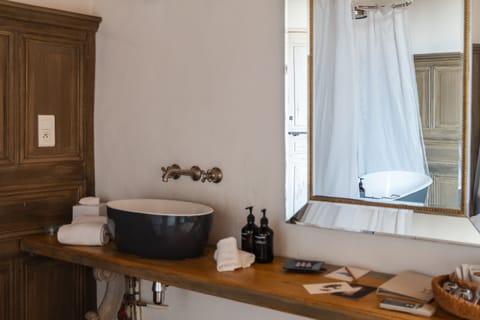 Superior Room | Bathroom | Free toiletries, hair dryer, towels