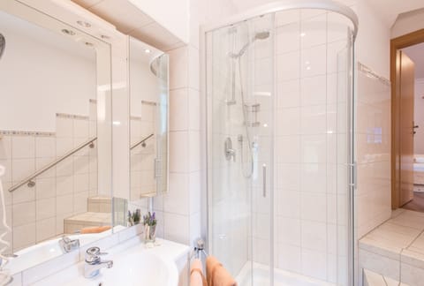 Comfort Double Room | Bathroom | Shower, free toiletries, hair dryer, bathrobes