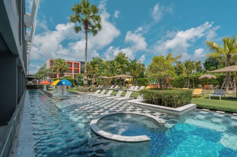 Outdoor pool, sun loungers