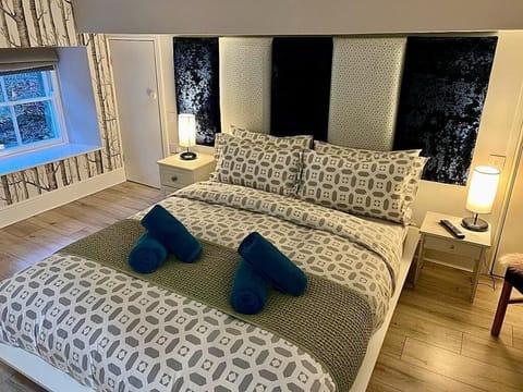 Superior Double Room, 1 King Bed, Hill View | Iron/ironing board, free WiFi