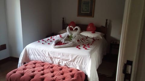 Minibar, free WiFi, bed sheets