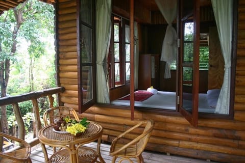 Bungalow with Sea View | Living area | 20-inch flat-screen TV with digital channels, TV