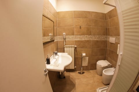 Family Room | Bathroom | Shower, rainfall showerhead, free toiletries, hair dryer