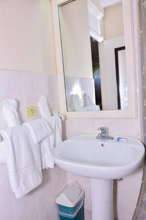 Comfort Studio, 1 Queen Bed, Non Smoking | Bathroom | Combined shower/tub, free toiletries