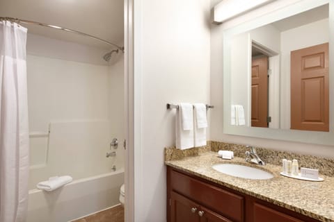 Suite, 2 Bedrooms | Bathroom | Combined shower/tub, free toiletries, hair dryer, towels