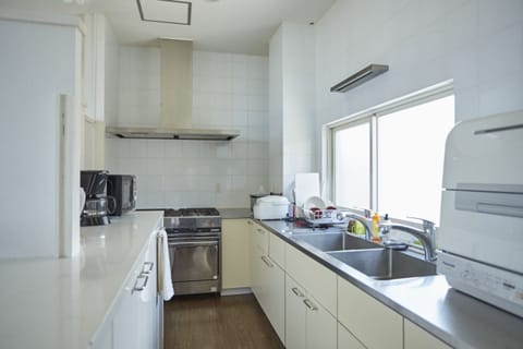 Made Ocean Front (Private Vacation Home) | Private kitchenette | Fridge, microwave, stovetop, coffee/tea maker