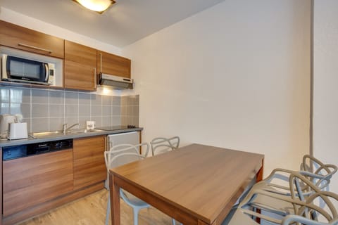 One-Bedroom Apartment (2 Adults + 2 Children) | Private kitchen | Fridge, microwave, stovetop, dishwasher