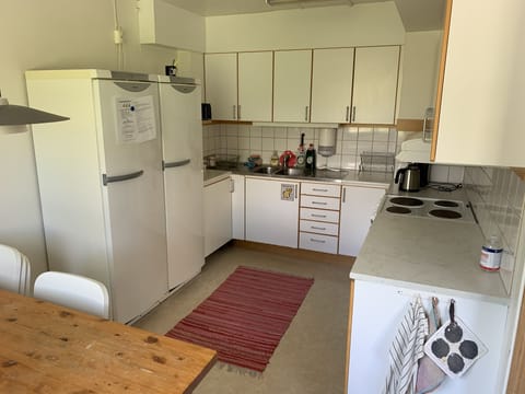 Twin Room | Shared kitchen | Full-size fridge, microwave, oven, stovetop