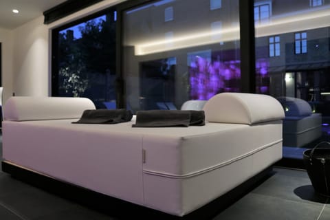 Flat-screen TV, fireplace, Netflix, streaming services