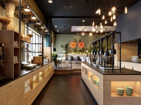 Daily buffet breakfast (CHF 25 per person)