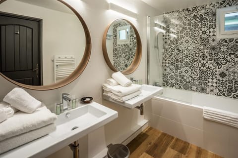 Family Suite | Bathroom | Free toiletries, hair dryer, towels