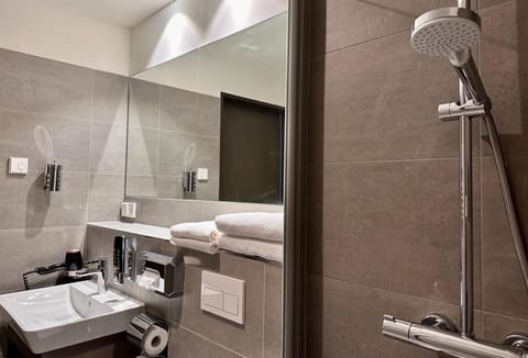 Comfort Double Room | Bathroom | Shower, free toiletries, hair dryer, towels