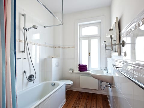 Classic Double Room | Bathroom | Shower, free toiletries, hair dryer, towels