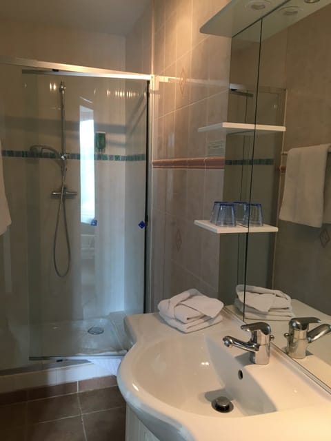 Superior Double Room | Bathroom | Deep soaking tub, free toiletries, hair dryer, towels