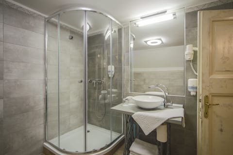 Standard Double Room | Bathroom | Shower, free toiletries, hair dryer, towels