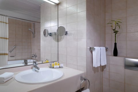 Combined shower/tub, eco-friendly toiletries, hair dryer, towels