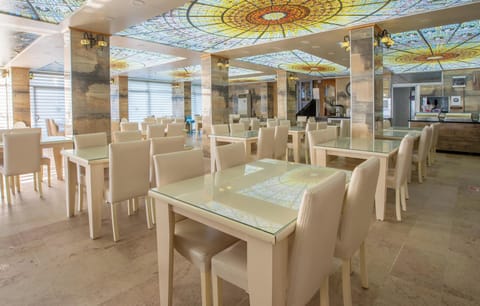 Breakfast, lunch and dinner served