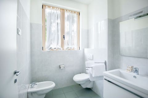 Deluxe Quadruple Room | Bathroom | Shower, free toiletries, hair dryer, bidet