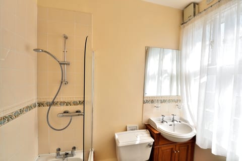 Combined shower/tub, free toiletries, hair dryer, towels