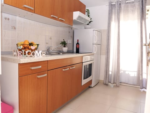 Sun | Private kitchen | Full-size fridge, electric kettle