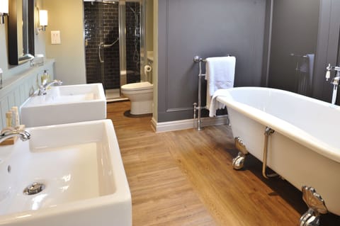 Suite, 1 Double Bed (Rufus) | Bathroom | Combined shower/tub, free toiletries, hair dryer, towels