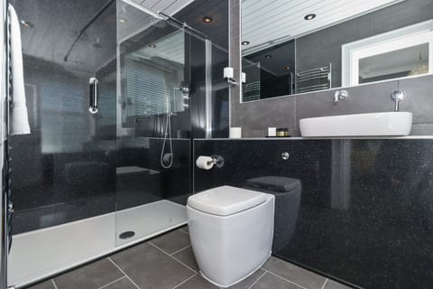 Executive Double Room | Bathroom | Combined shower/tub, free toiletries, hair dryer, towels