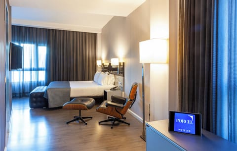 Junior Studio Suite, 1 Bedroom | Minibar, in-room safe, desk, laptop workspace