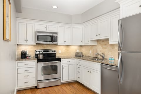 Luxury Condo, 2 Bedrooms, Courtyard View | Private kitchen | Full-size fridge, microwave, stovetop, dishwasher