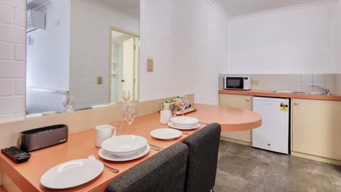 Standard Twin Room | Private kitchen | Fridge, microwave, coffee/tea maker, electric kettle