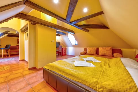 Double Room (Attic with 2 extra beds) | In-room safe, soundproofing, iron/ironing board, free WiFi