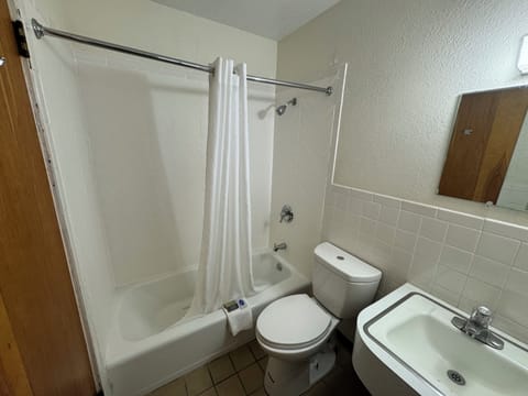 Combined shower/tub, free toiletries, hair dryer, towels