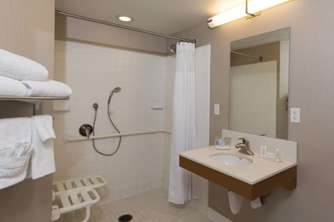 Studio, Multiple Beds, Non Smoking | Bathroom | Free toiletries, hair dryer, towels