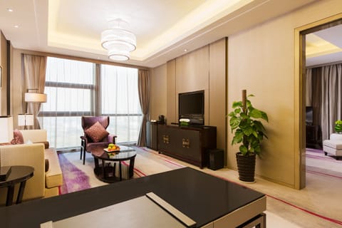 Deluxe Suite | Minibar, in-room safe, desk, blackout drapes