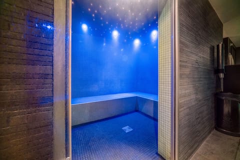 Couples treatment rooms, sauna, steam room, body treatments