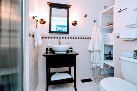 Combined shower/tub, deep soaking tub, free toiletries, hair dryer