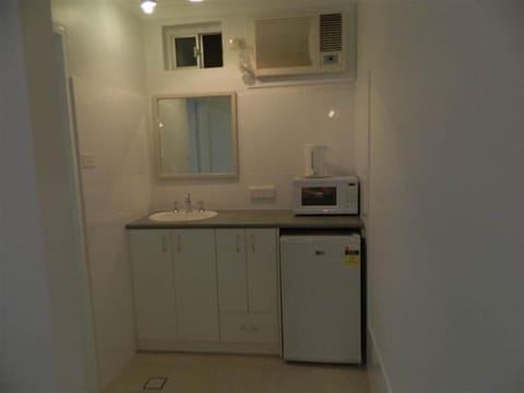 Standard Twin Room, Kitchenette | Private kitchenette | Fridge, microwave, coffee/tea maker, electric kettle