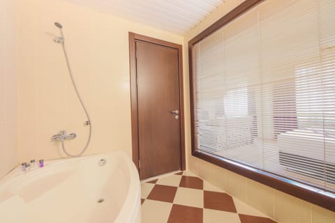 Suite | Bathroom | Shower, free toiletries, hair dryer, slippers