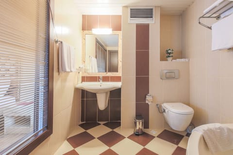 Suite | Bathroom | Shower, free toiletries, hair dryer, slippers